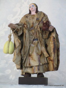 Donna fuocheggiata con formaggi