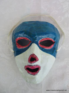 Maschera bianca e blu