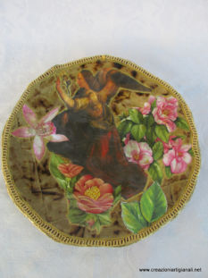piatto con fiori e angelo