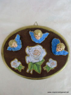 quadretto con rose bianche e tre angioletti