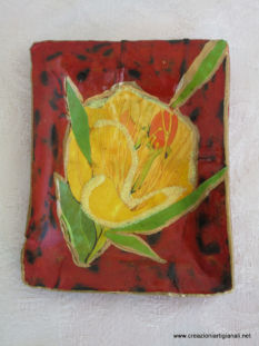 portacenere con fiore giallo