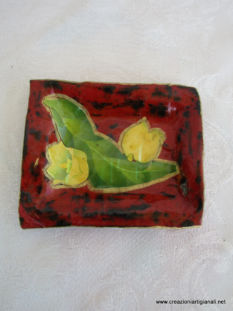portacenere con fiori gialli
