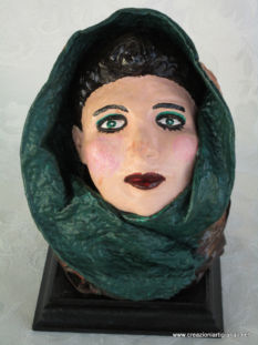Testina con cappello marrone e verdone