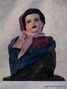 Testina donna con sciarpa rosa