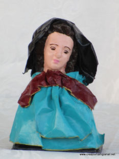 testina donna con sciarpa bordeaux