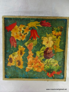 Vassoio legno con fiori dietro