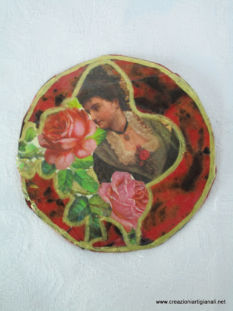 Sottobicchiere con donna e rose