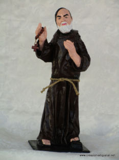 Uomo Padre Pio braccia alzate