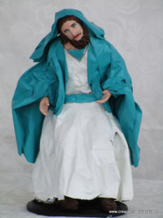 Uomo con mantello celeste e vestito bianco
