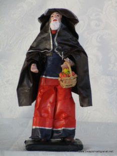 Uomo con pantaloni arancione e cestino frutta