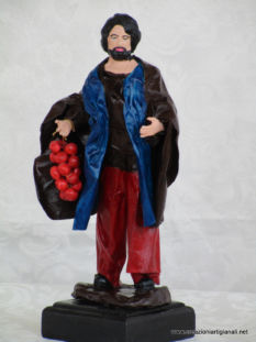 Uomo con pantaloni rossi e pomodori