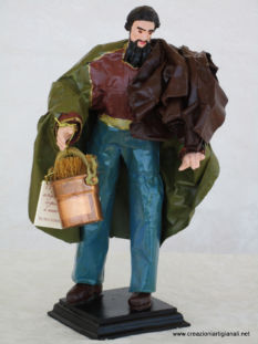 Uomo con secchiello e pantaloni azzurri