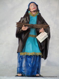 Uomo con vestito celeste e fascina