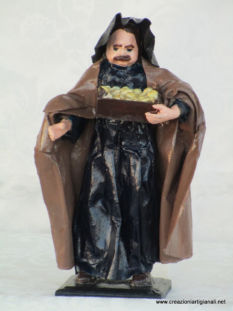 Uomo con vestito nero e cassetta