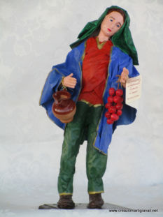 Uomo giovane con pomodori e brocca